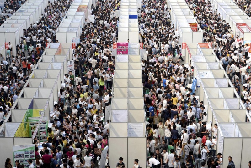 Тысячи людей в поисках работы разглядывают павильоны ярмарки вакансий в Чунцине. китай, люди, население