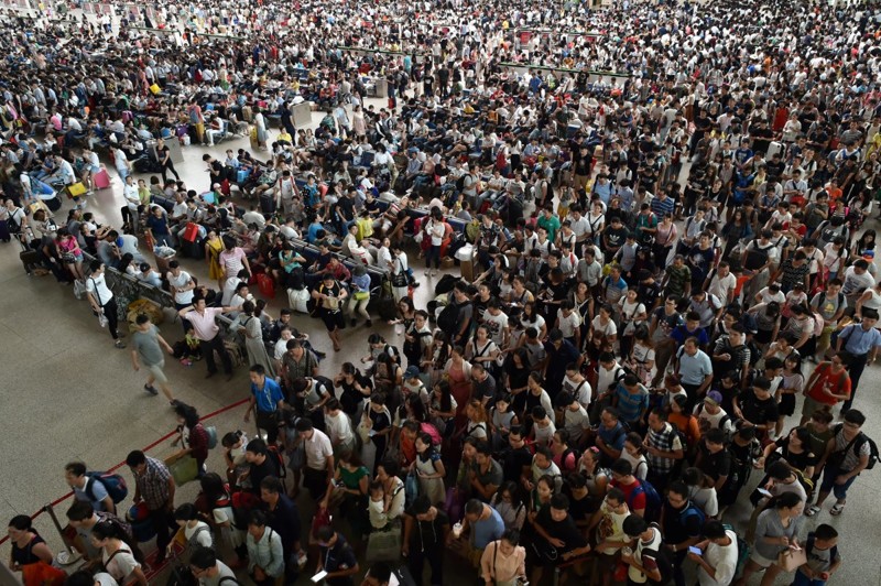 Пассажиры заполнили железнодорожную станцию в первый день китайского осеннего фестиваля в Ухане, провинция Хубэй. китай, люди, население