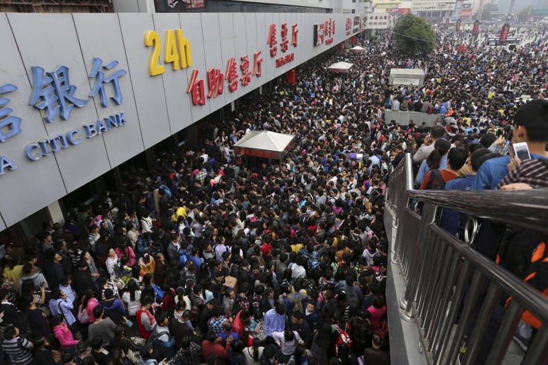 Пассажиры ждут, чтобы попасть на заполненный людьми вокзал Чжэнчжоу в первый день «Золотой недели» - праздника в честь основания КНР. По данным Китайской академии туризма, ожидается, что за эту неделю будет совершено 480 миллионов поездок. китай, люди, население