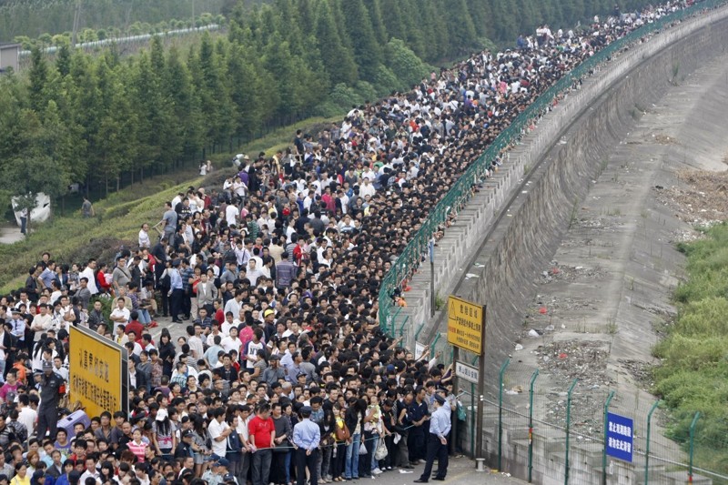 Толпы людей выстраиваются в очередь, чтобы понаблюдать за приливом на реке Фучуньцзян. китай, люди, население