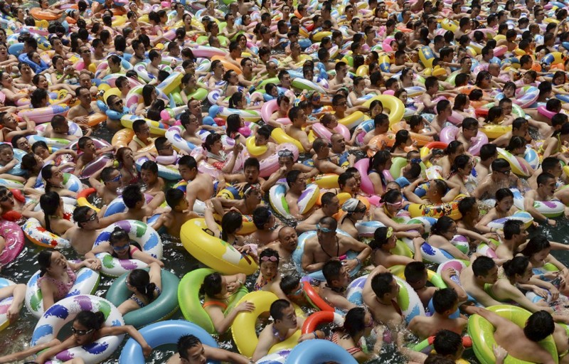 Курорт в уезде Даин, где люди пытаются спастись от летней жары. китай, люди, население