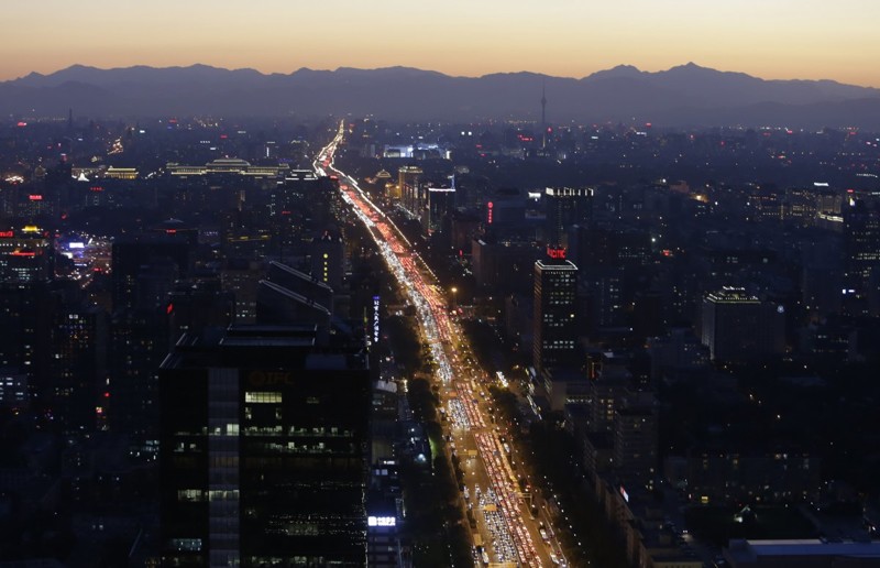 Одна из главных улиц Пекина в вечерний час пик. китай, люди, население