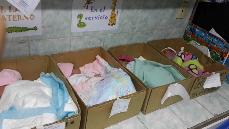 Жертвы экономической катастрофы: в венесуэльской больнице новорожденных кладут в картонные коробки венесуэла, кризис, новорожденный, экономика