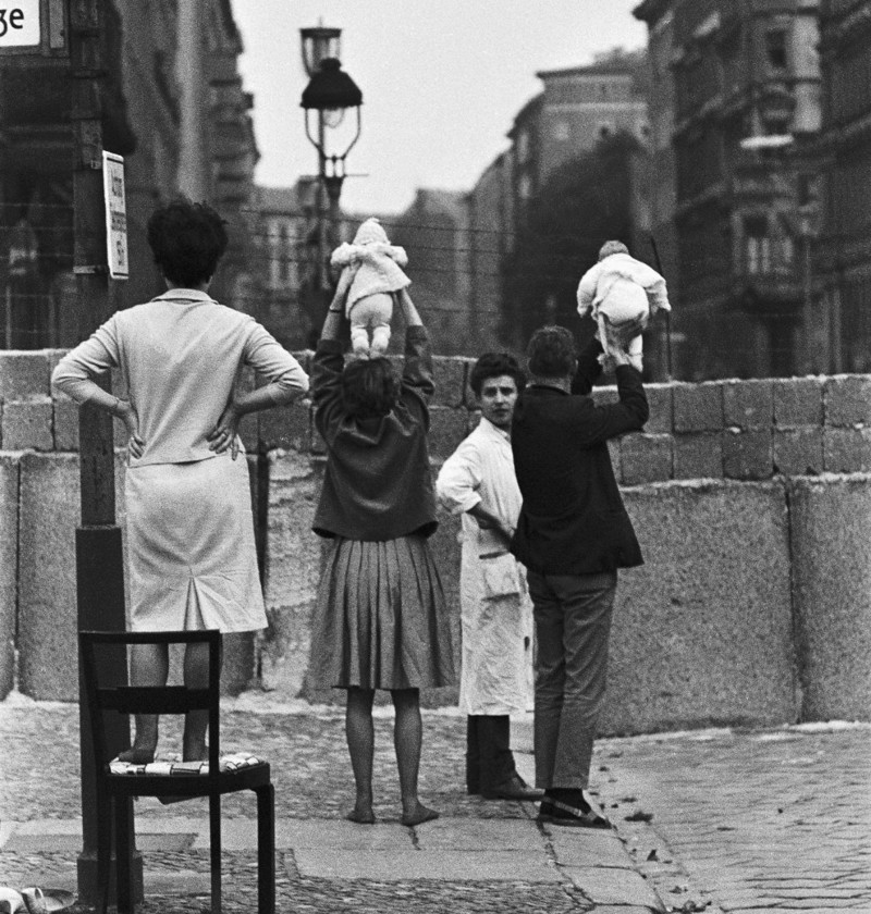 11. Родители показывают своих детей родственникам, оставшимся по ту сторону Берлинской стены, 1961. история, мир, фотография