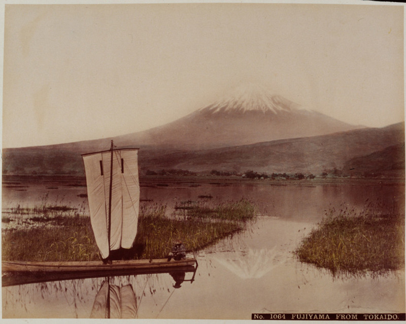 15. Японский рыбак на фоне Фудзиямы, 1890-е. история, мир, фотография