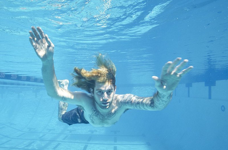 Спустя 25 лет "младенец" с обложки альбома Nirvana снова окунулся в бассейн Nevermind, нирвана, обложка