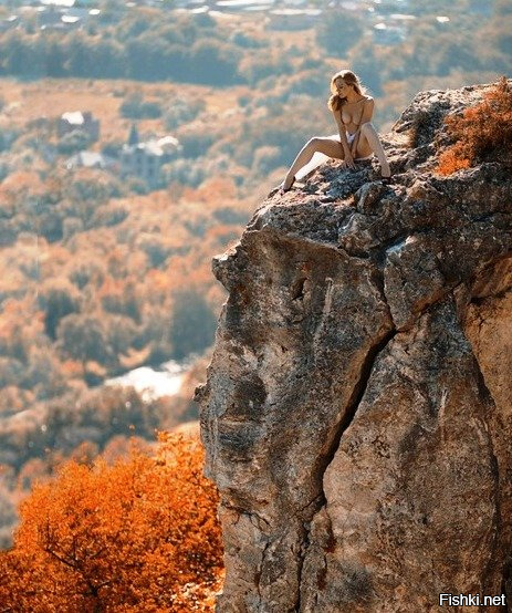 Блондинка делает минет на скалах и трахается на одеяле в горах