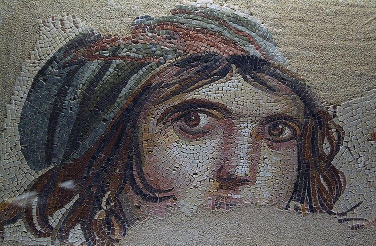 На некоторых мозаиках видно и римское влияние - как, например, на этой мозаике, изображающей цыганку. археология, история, мозаика