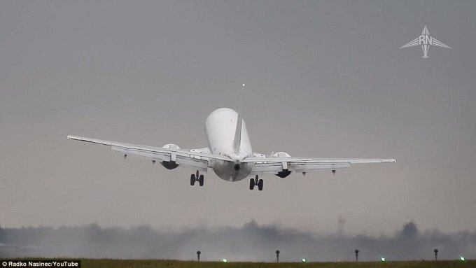 Пассажирский самолет Boeing 737-430 чуть не разбился при посадке из-за бокового ветра видео, повезло, самолет