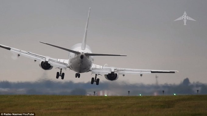 Пассажирский самолет Boeing 737-430 чуть не разбился при посадке из-за бокового ветра видео, повезло, самолет