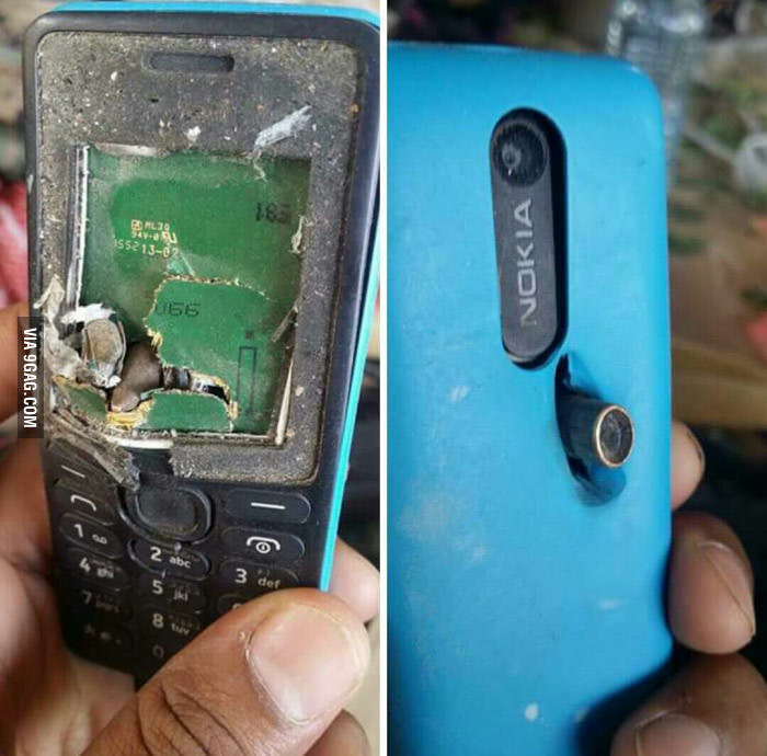 Перед вами снимки телефона, спасшего жизнь своему хозяину из Афганистана. пуля, телефон
