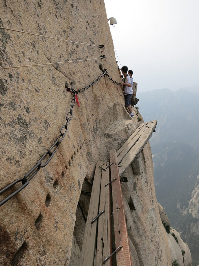 Не для слабонервных: самая опасная в мире туристическая тропа горы, китай, опасный маршрут
