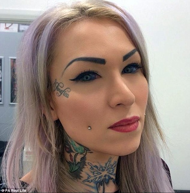 Рискуя ослепнуть, девушка сделала татуировку на глазных яблоках неформалы, рисковые люди, тату