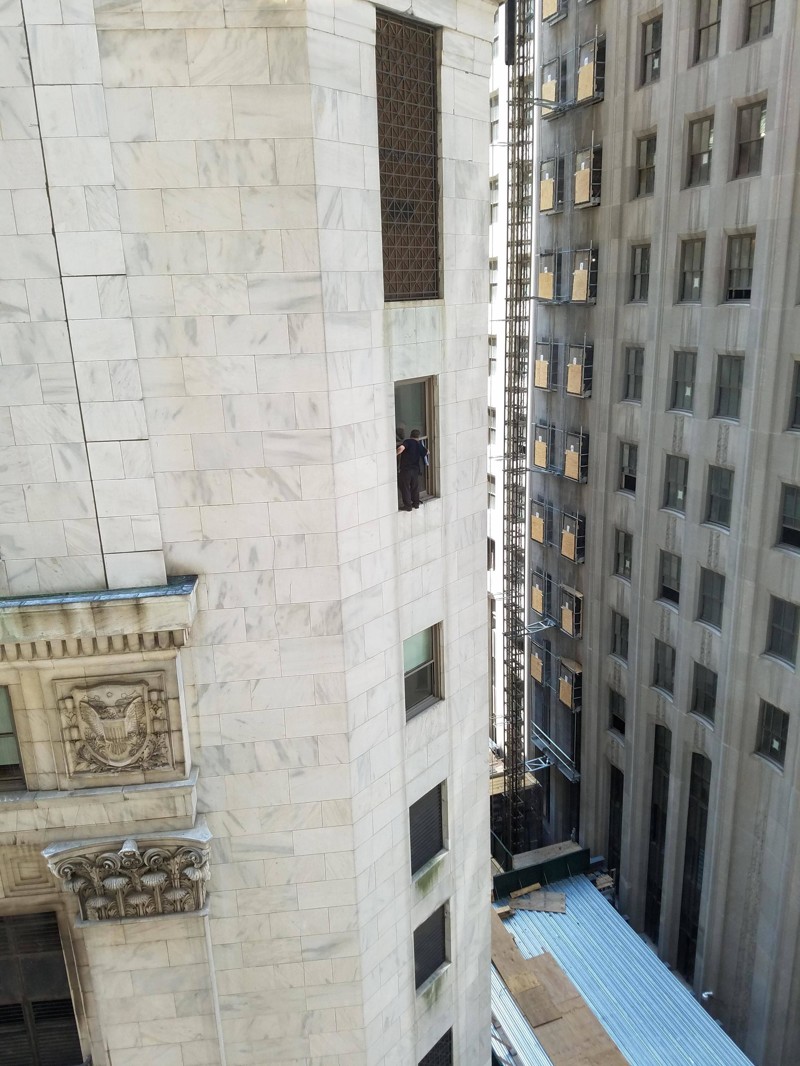 11. Человек просто моет окно Нью-Йоркской фондовой биржи  мир, снимок, странность, явление