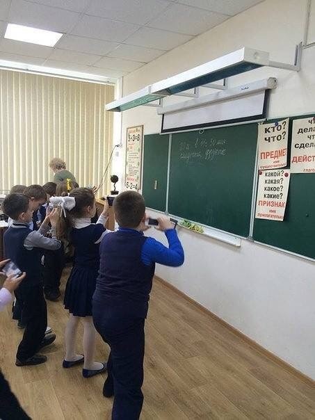 Ничего необычного, просто первоклассники фотографируют домашнее задание  прикол, россия, школа, юмор