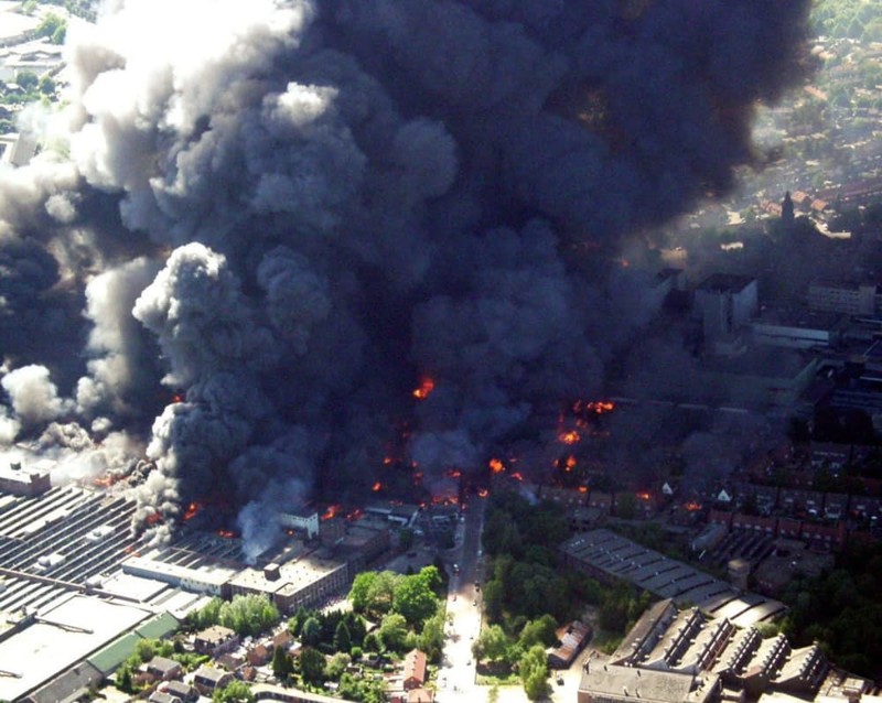12. Пожар на пиротехнической фабрике в Энсхеде в 2000 — 23 жертвы катастрофы, техногенные катастрофы