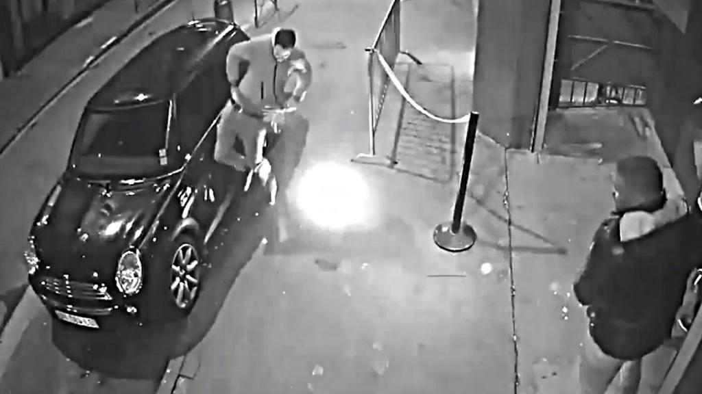 Вейпер вспыхнул словно новогодний фейерверк от взрыва электронной сигареты Вейпер вспыхнул словно новогодний фейерверк от взрыва электронной сигареты