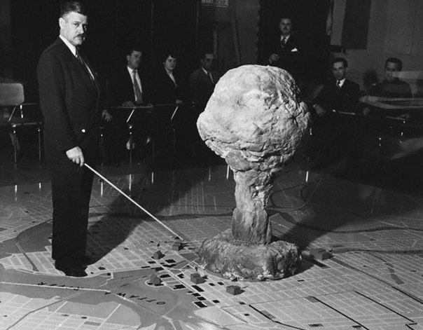 Полковник-лейтенант Артур Кротье показывает возможное воздействие ядерного взрыва на Оттаву, 26 апреля 1952 год история, фото