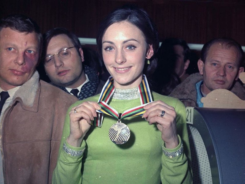 Пегги Флеминг (США), хвастается медалью. Олимпиада. Гренобль. Франция. 1968 год история, фото