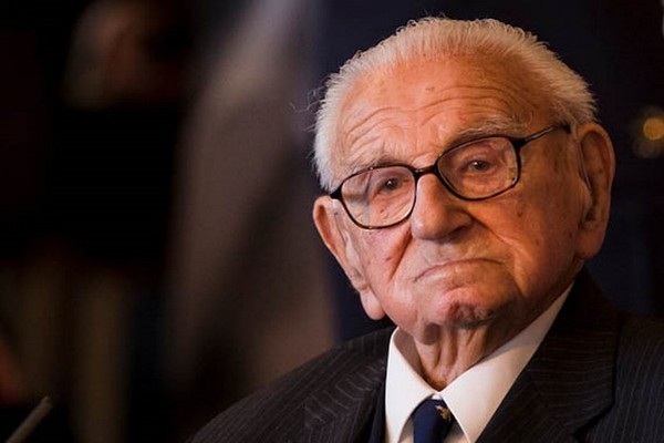 Во время Холокоста мужчина спас 669 детей. Он даже не представлял, что многие из них сидят в зале дети, спасение, холокост