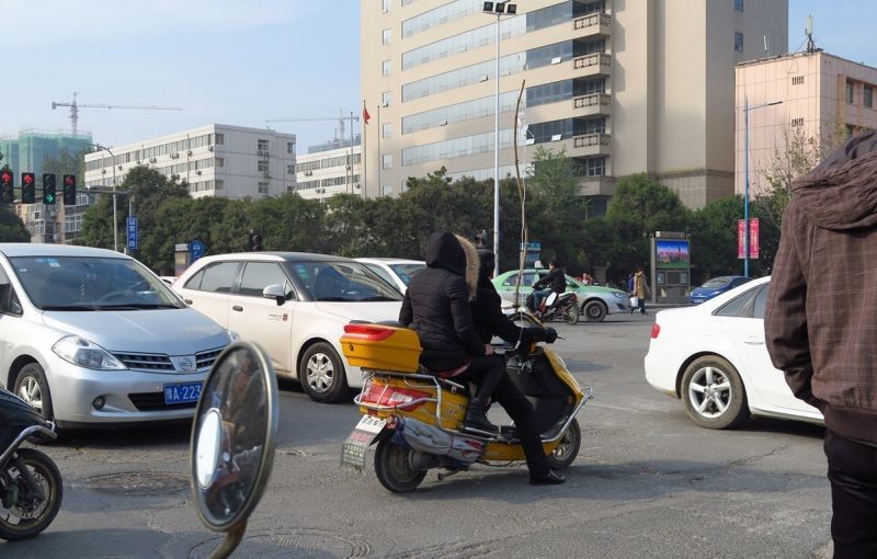  Заботливый мотоциклист соорудил на скутере капельницу для своей подруги: авто, автоприколы, приколы