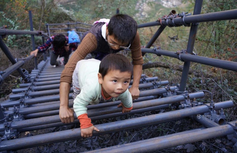 Власти построили металлическую лестницу для школьников, рисковавших жизнью, добираясь до школы дети, лестника