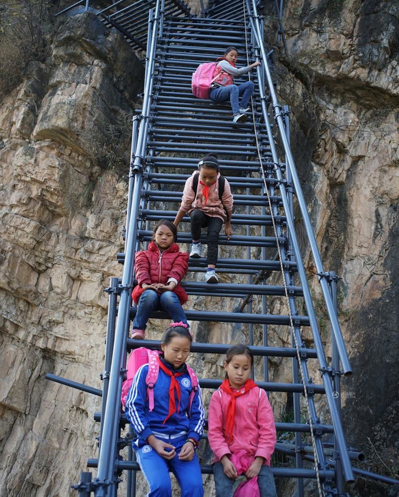 Власти построили металлическую лестницу для школьников, рисковавших жизнью, добираясь до школы дети, лестника