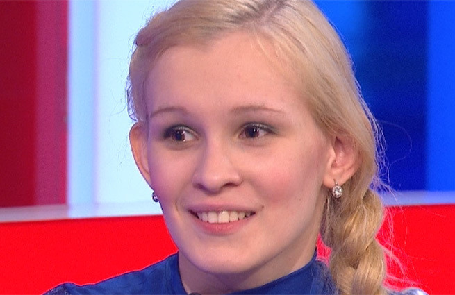 Девочку, 15 лет прикованную к коляске и попросившую тренажер у Путина, немцы научили ходить за три дня
