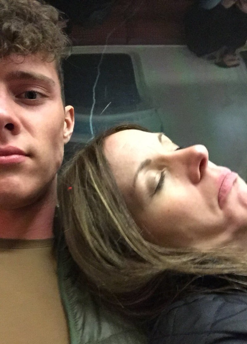 Пассажир метро сделал селфи со спящей на его плече незнакомкой метро, незнакомка, селфи