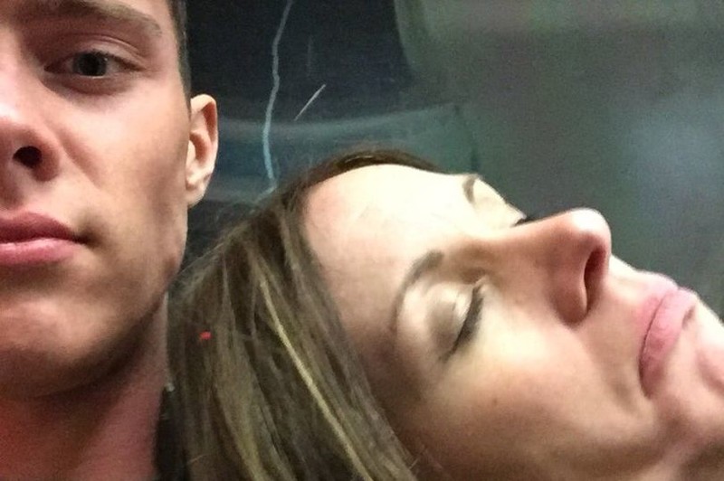 Пассажир метро сделал селфи со спящей на его плече незнакомкой метро, незнакомка, селфи