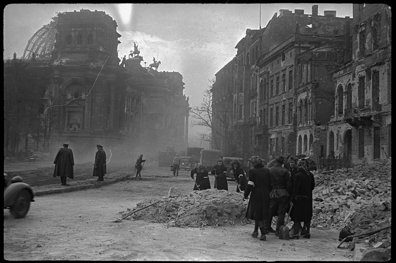 У стен Рейхстага. Расчистка берлинцами улиц города. Берлин. Май, 1945 год вов, история, ретрофото, фотографии
