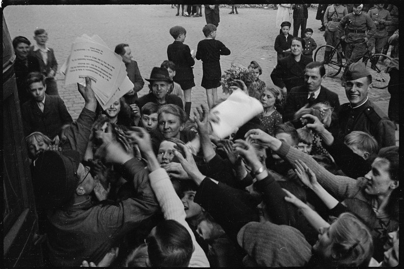 Оповещение населения о капитуляции фашистской армии. Берлин, 8 мая 1945 года вов, история, ретрофото, фотографии
