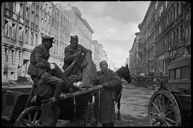 Выгрузка раненых в медицинский пункт на Фридрихштрассе. Берлин, 30 апреля 1945 года вов, история, ретрофото, фотографии