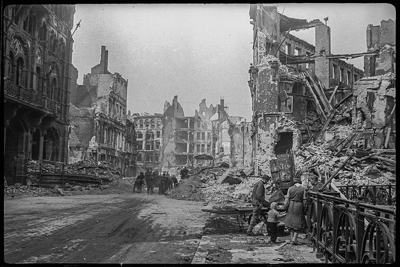 Люди убирают улицы Берлина. Май, 1945 вов, история, ретрофото, фотографии