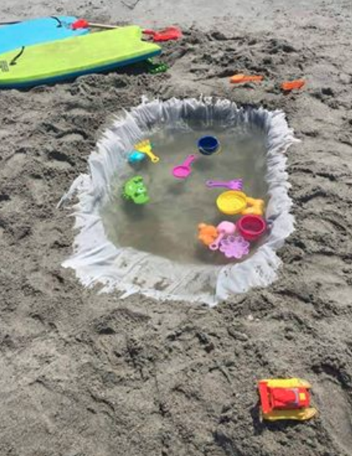 13. Из старой душевой занавески получается прекрасный летний бассейн на пляже для малышей. Веселый и безопасный. Только не забудь это забрать с собой или выкинуть в мусорный контейнер! родители, советы, хитрости