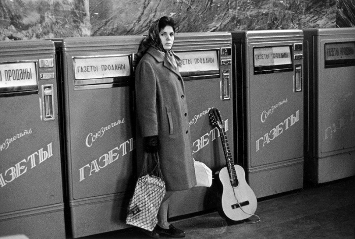 Газетные автоматы на станции метро «Белорусская», 1960 год, Москва историческое фото, история
