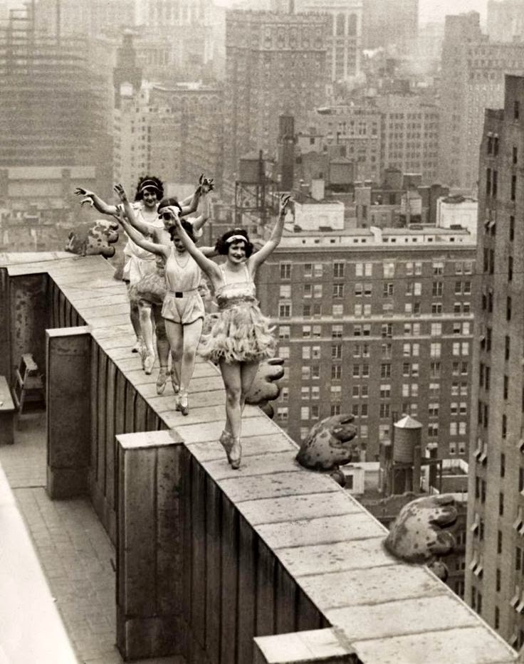 Балерины танцуют на краю небоскреба в Нью-Йорке, 1925 год историческое фото, история