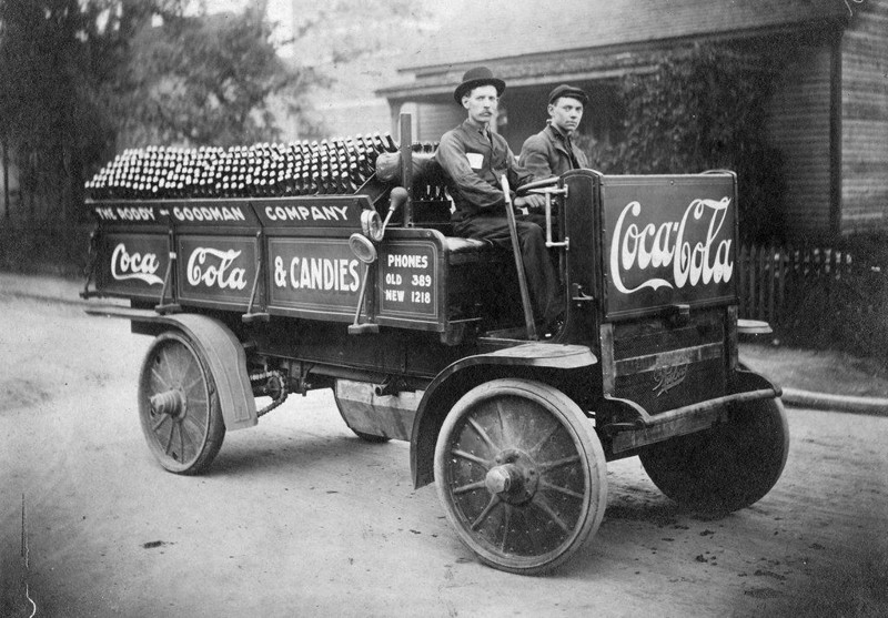 Поставка Coca-Cola в 1909 году историческое фото, история