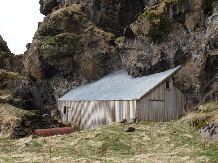 Сдавленная ферма в Исландии    дома, недвижимость