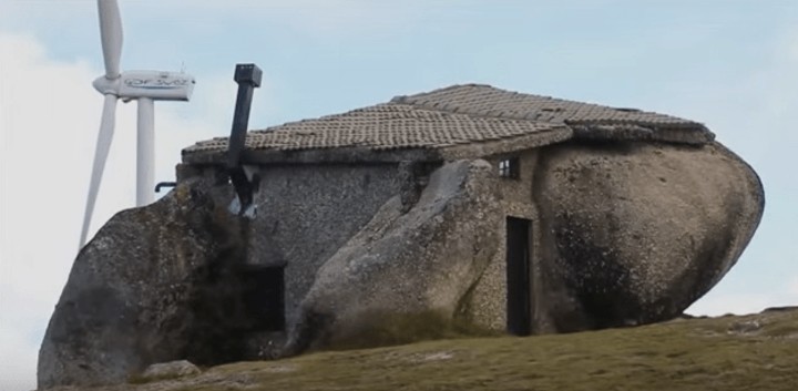 Дом между четыремя гигантскими волунами в Португалии    дома, недвижимость
