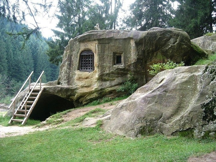 Врезанное в камень жилище в Буковине   дома, недвижимость