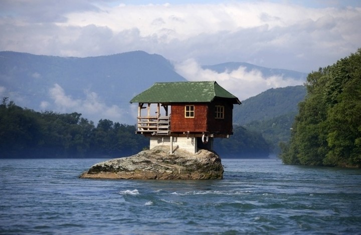 Шаткий дом на реке в Сербии    дома, недвижимость