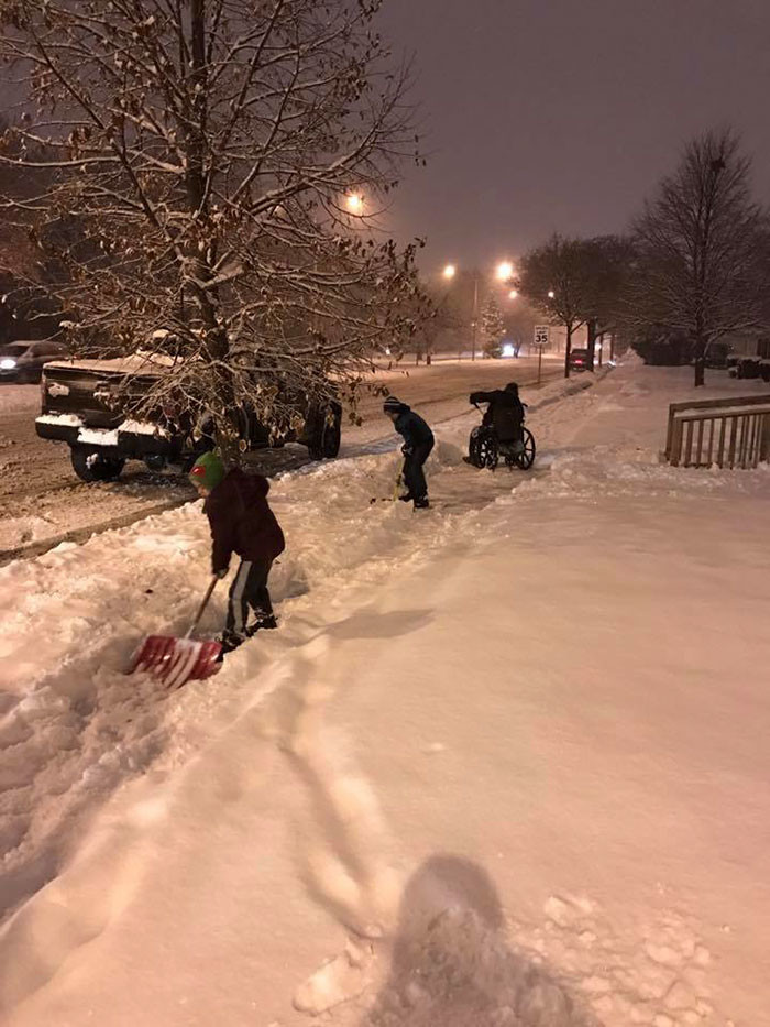 24. Дети, помогающие мужчине на коляске убирать снег доброта, мир, поступок