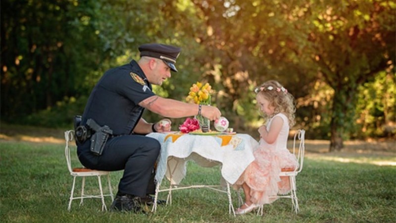 1. 2-летняя девочка устроила чаепитие с полицейским, спасшим ее жизнь доброта, мир, поступок