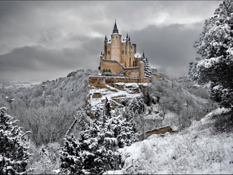 Замок Алькасар в Сеговии, Испания  зима, природа, снег