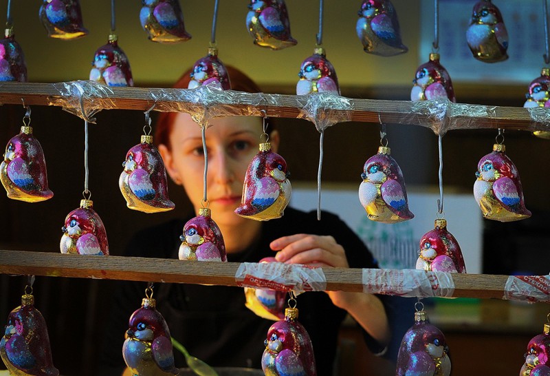 Производство стеклянных елочных украшений на фабрике "Ариель" в Нижнем Новгороде, Россия  елочные игрушки, елочные украшения