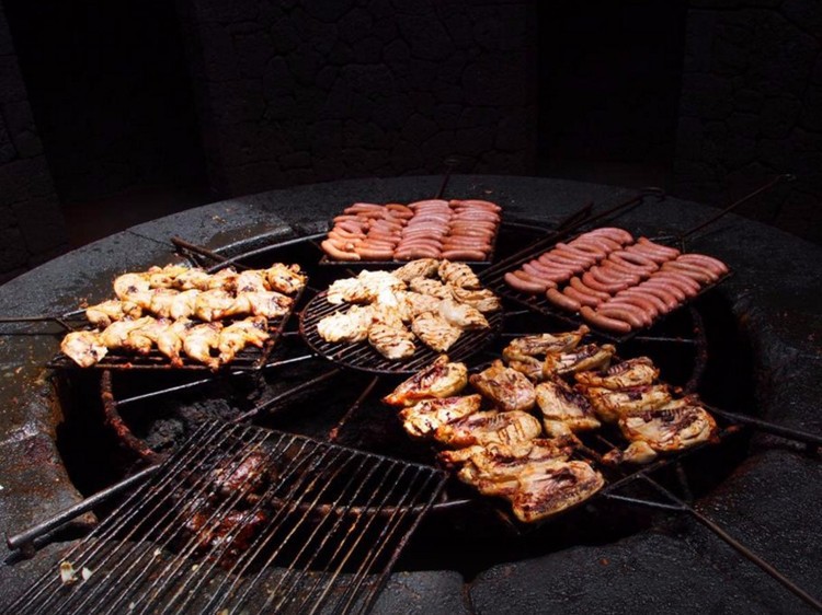 Попробуйте единственное в своем роде барбекю блюдо в ресторане El Diablo в Лансароте, Испания, где для приготовления пищи используется тепло от действующего вулкана. блюдо, еда, кухня, путешествие