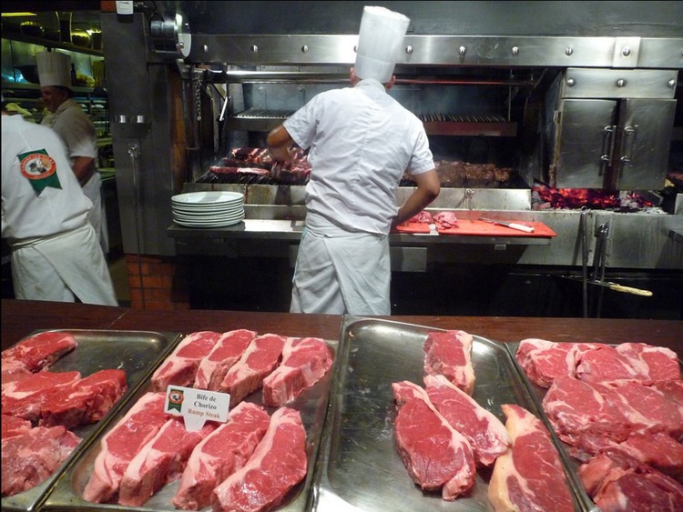 Выберите лучший стейк и наблюдайте, как мастера готовят его в Cabaña Las Lilas, знаменитом ресторане в Буэнос-Айресе, Аргентина. блюдо, еда, кухня, путешествие