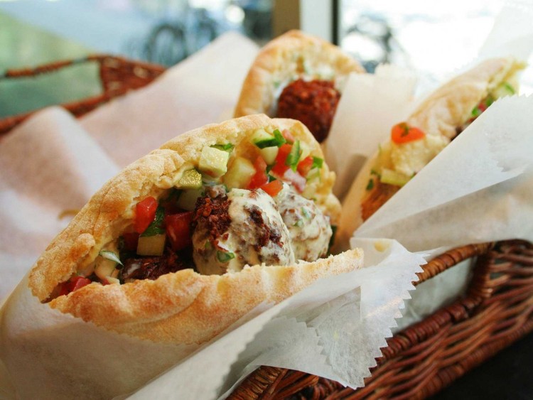 Отведайте хрустящую, свежую питу с фалафелем и овощами в Аммане, Иордания. Самые известные лавки с фалафелем здесь — Al Quds и Abu Staif. блюдо, еда, кухня, путешествие