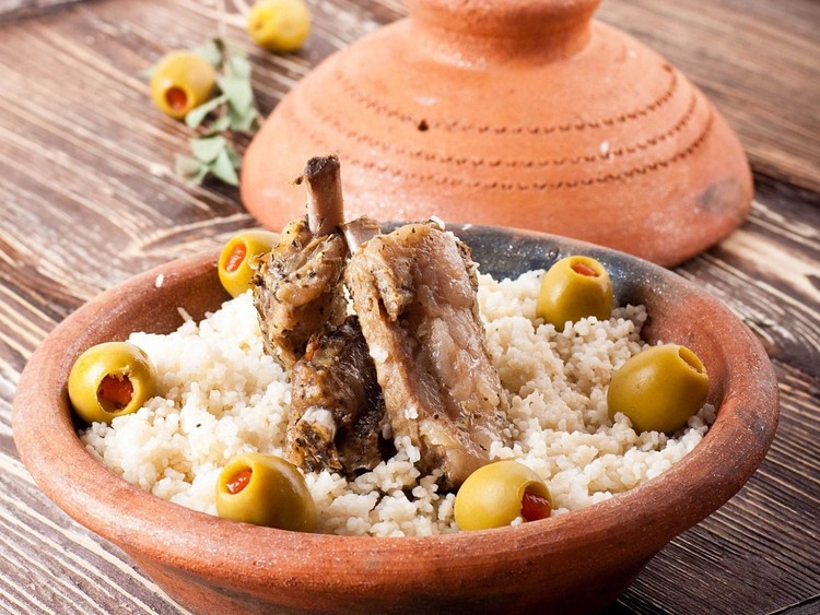 Вдохните душистый аромат таджина из баранины — сладкого, сытного и насыщенного тушеного мяса из Марокко. Блюдо обычно готовится из баранины, изюма, миндаля и специй и подается с кускусом. блюдо, еда, кухня, путешествие
